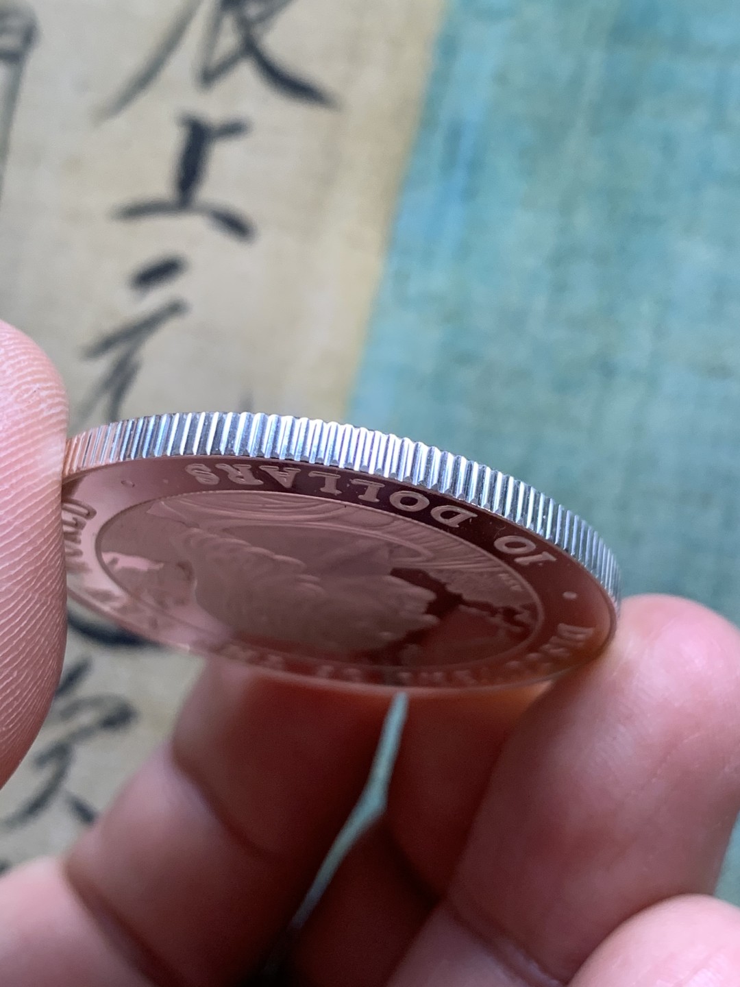 《竞宝斋》第49场-本周日，周一2场连拍（全场不限金额包邮） 巴哈马1990年哥伦布发现美洲纪念10元精制大银币一枚，带盒。925银，直径39mm，重量28.28g。