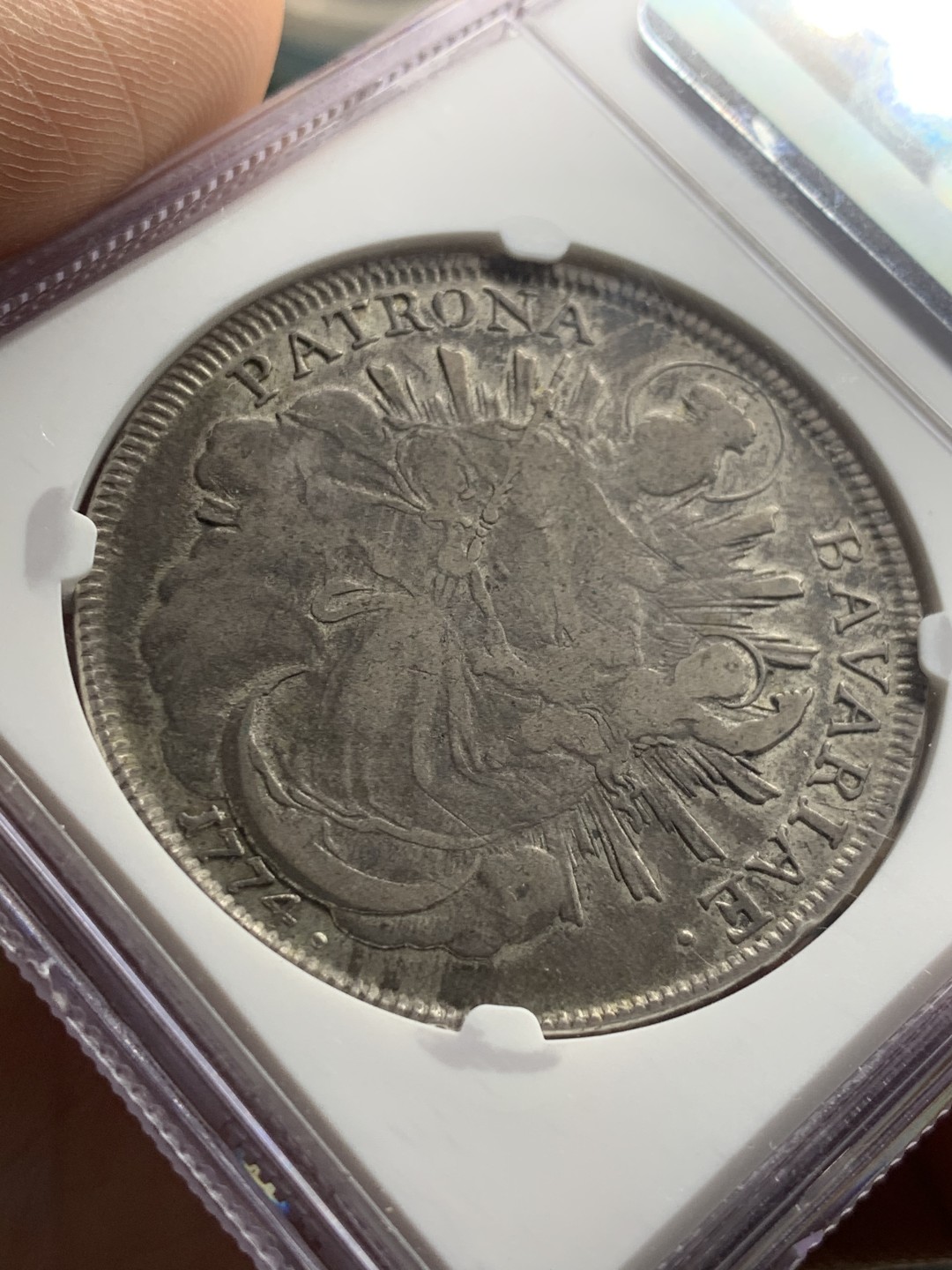 《竞宝斋》第49场-本周日，周一2场连拍（全场不限金额包邮） Ngc- Vf 25 德国 1774A 巴伐利亚抱婴泰勒 状态不错，不像25应该的样子