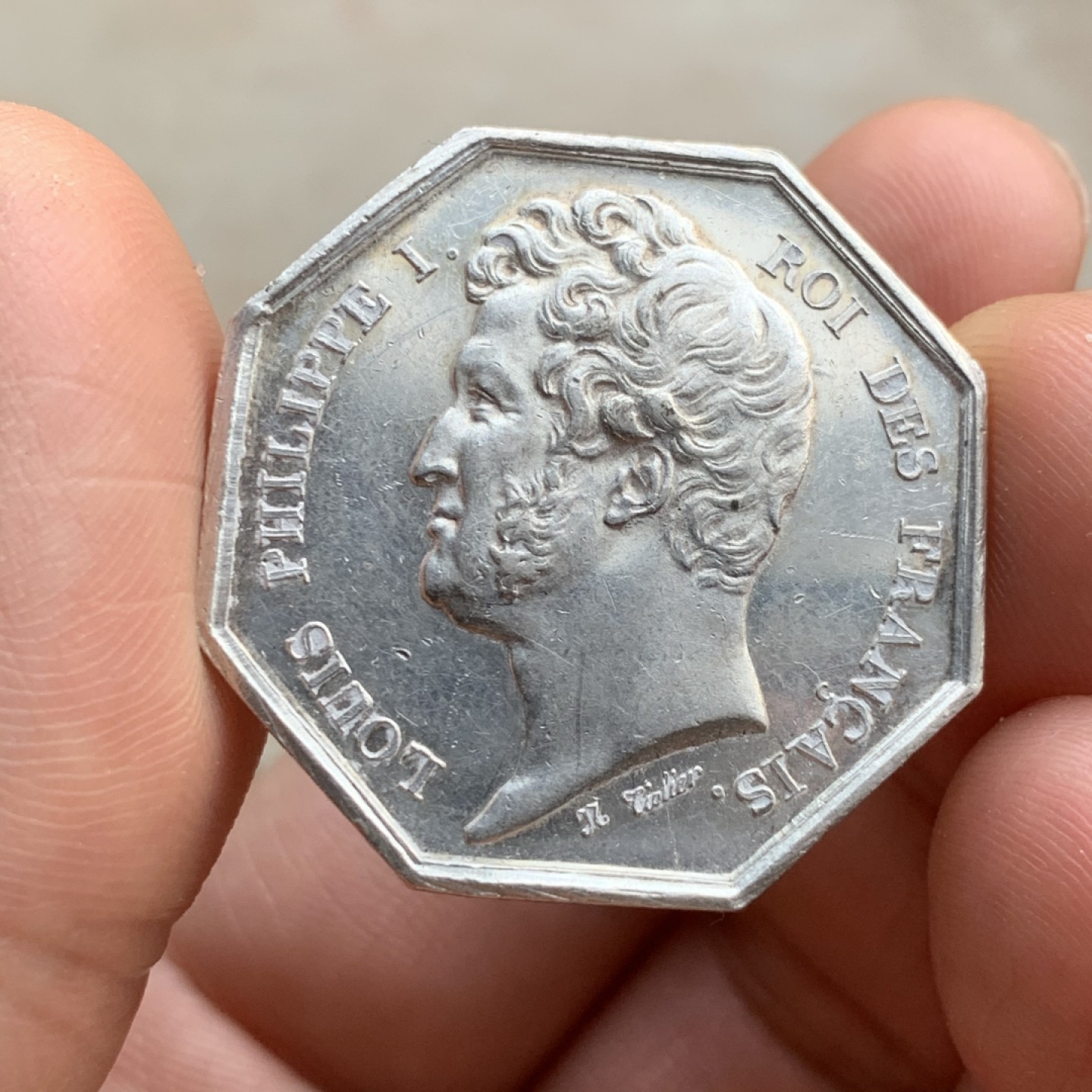《竞宝斋》第49场-本周日，周一2场连拍（全场不限金额包邮） 高品细节 法国菲利普 1842-1845年 八角银质代币 对边32.6mm   重11.6克 非常少见的船首边铭+银标