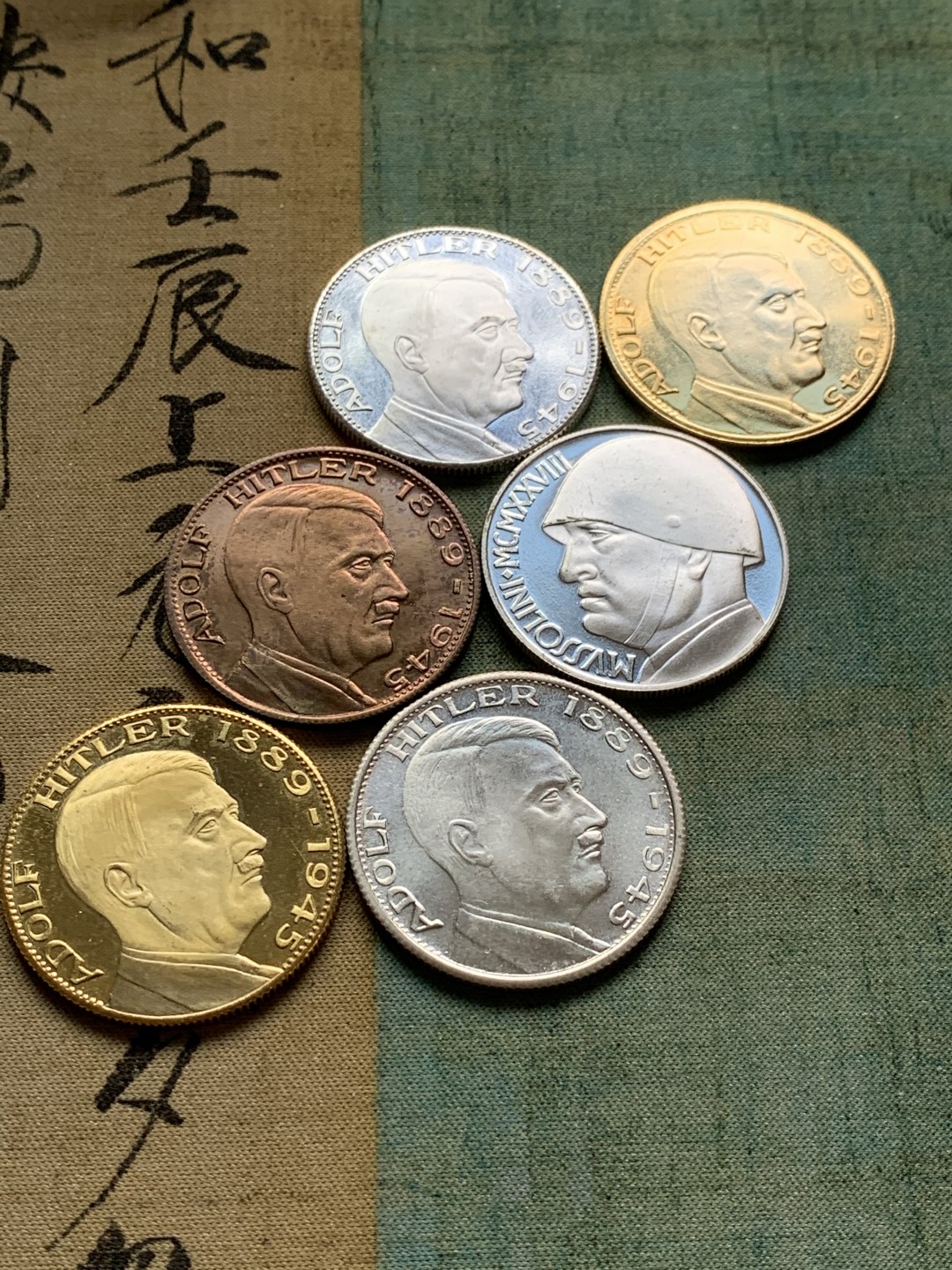 《竞宝斋》第49场-本周日，周一2场连拍（全场不限金额包邮） 元首头像纪念章5枚、墨索里尼头像纪念章1枚（共6枚），其中一枚正面元首头像、背面墨索里尼头像的很少见