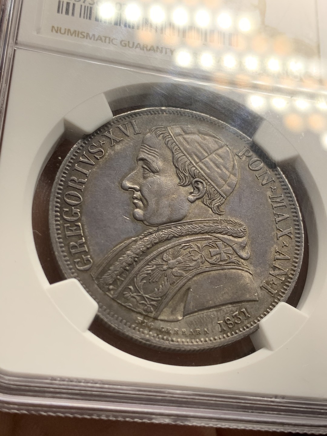 《竞宝斋》第49场-本周日，周一2场连拍（全场不限金额包邮） 1831年梵蒂冈耶稣诞生斯库多包浆大银币 NGC AU55 人物细节、容貌表情清晰可见