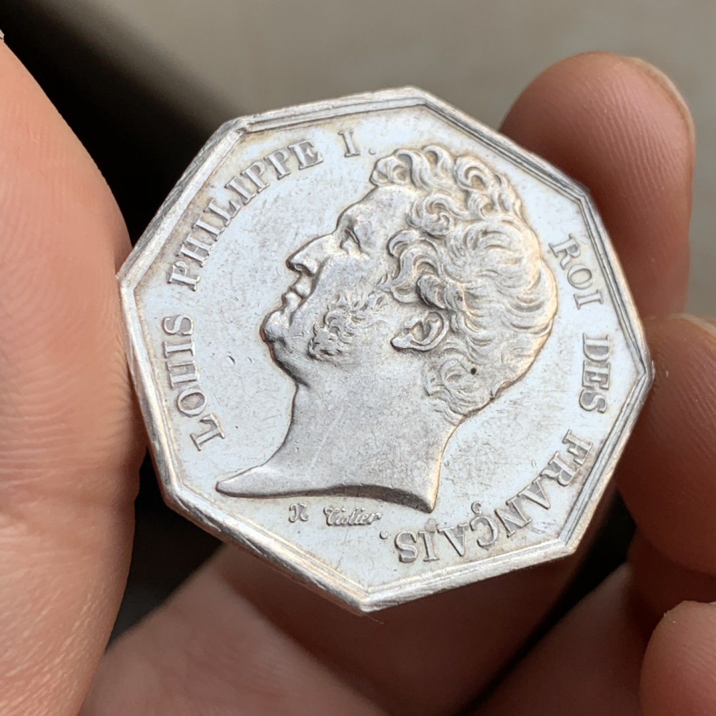 《竞宝斋》第49场-本周日，周一2场连拍（全场不限金额包邮） 高品细节 法国菲利普 1842-1845年 八角银质代币 对边32.6mm   重11.6克 非常少见的船首边铭+银标