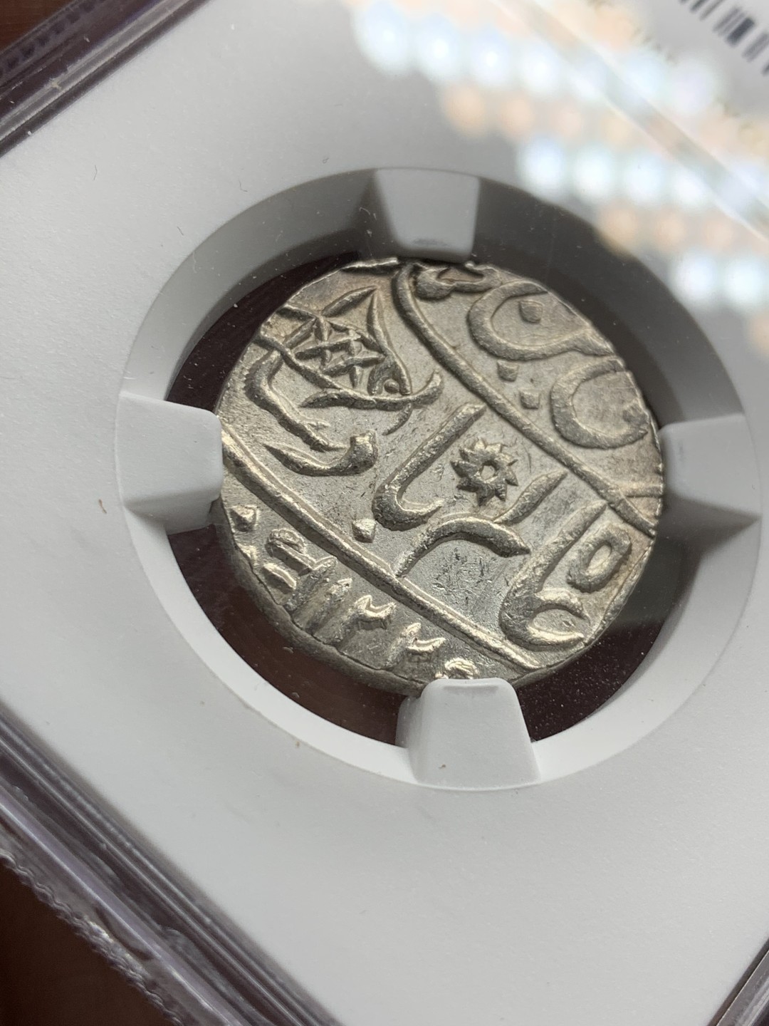 《竞宝斋》第49场-本周日，周一2场连拍（全场不限金额包邮） NGC-MS63 英属1749 孟加拉 1卢比 原光全深打 淡彩包浆