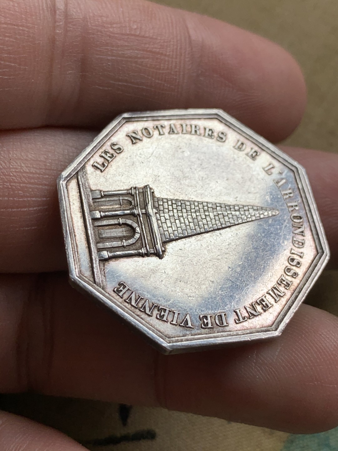 《竞宝斋》第49场-本周日，周一2场连拍（全场不限金额包邮） 法国建筑物八角代用银币一枚。油灯铭，对边直径32.5mm，重量16.23g