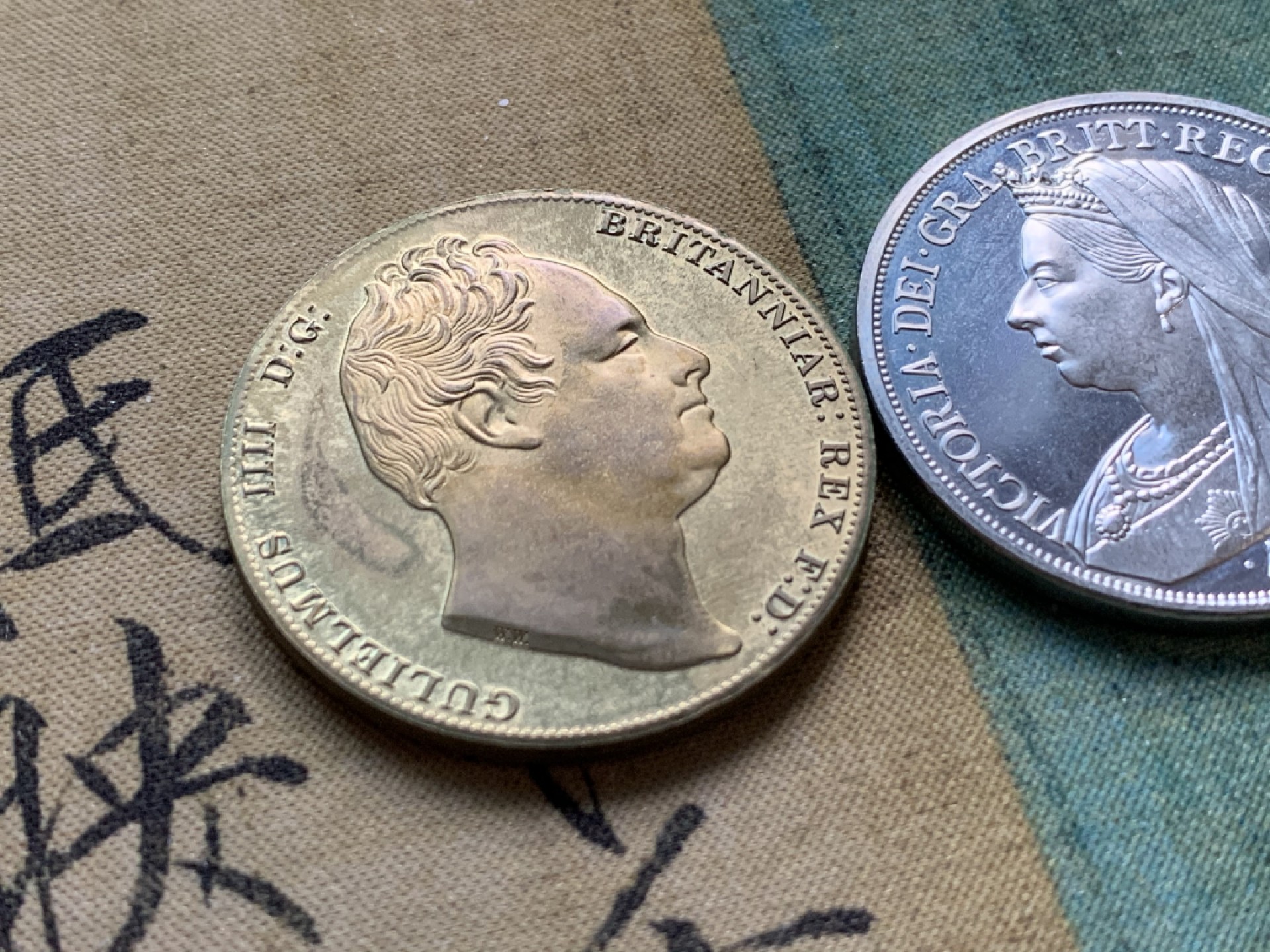 《竞宝斋》第49场-本周日，周一2场连拍（全场不限金额包邮） 英国1836、1897年后铸盾徽1克朗一对（威廉四世国王头像、维多利亚女王披纱头像）