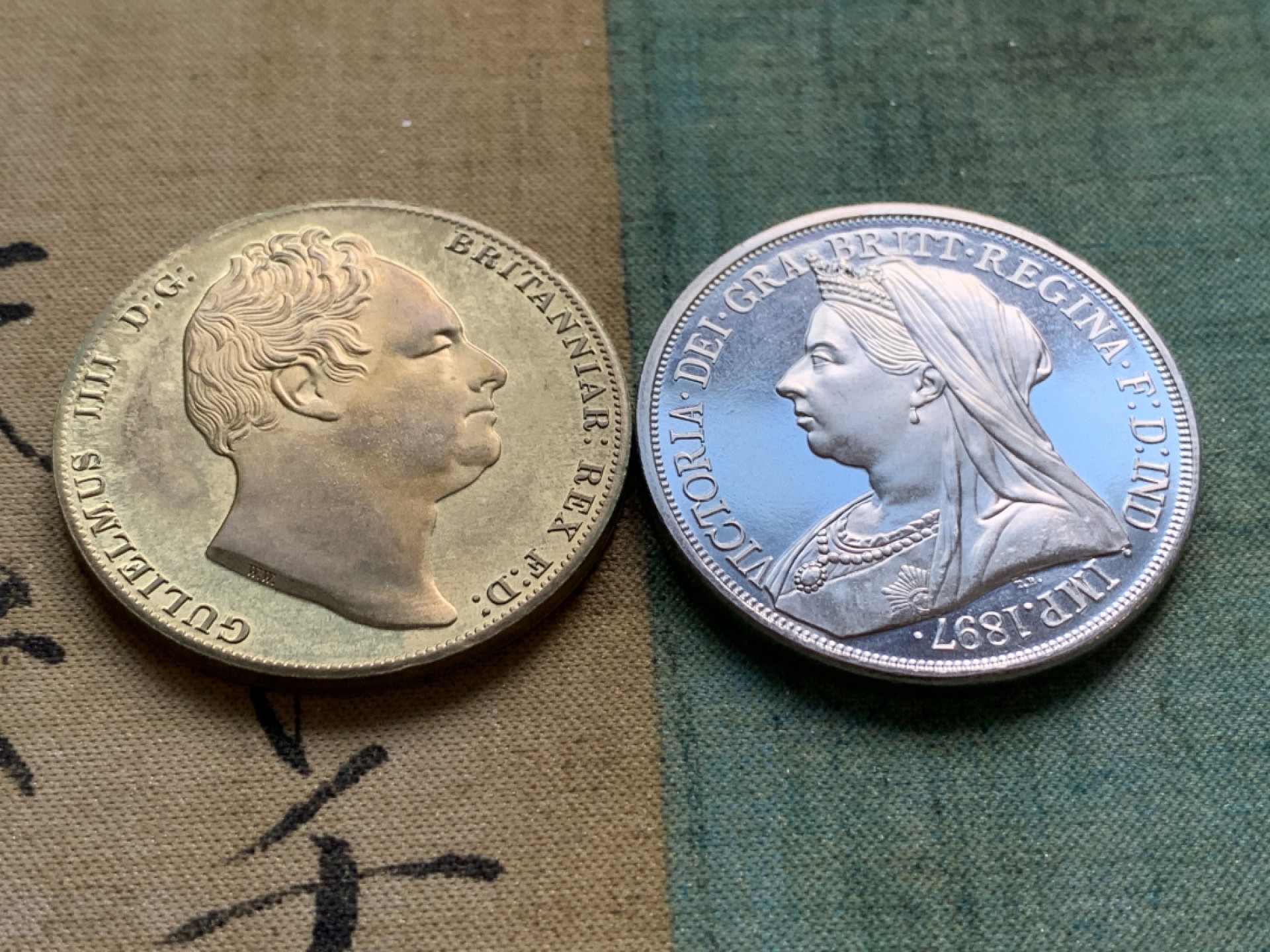 《竞宝斋》第49场-本周日，周一2场连拍（全场不限金额包邮） 英国1836、1897年后铸盾徽1克朗一对（威廉四世国王头像、维多利亚女王披纱头像）