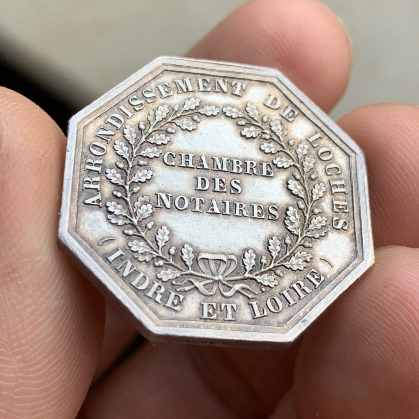 《竞宝斋》第49场-本周日，周一2场连拍（全场不限金额包邮） 五彩好品 法国 1860-1879年 公证人 八角银质代币 对角29mm  9.7克 蜜蜂边铭银标 精致却不失细节 高点具在