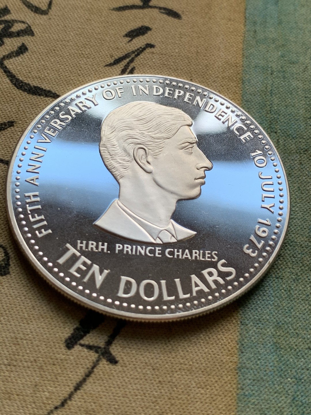 《竞宝斋》第49场-本周日，周一2场连拍（全场不限金额包邮） 巴哈马1978年查尔斯王子10元精制大银币一枚。500银，直径50mm，重量45.359g。