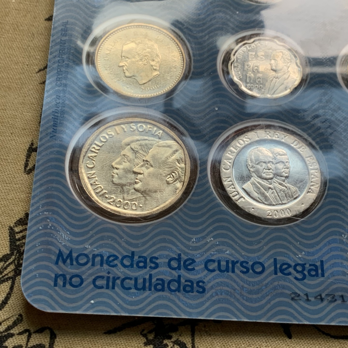 《竞宝斋》第49场-本周日，周一2场连拍（全场不限金额包邮） 卡装西班牙 2000年 千禧年1到500比塞塔八枚套 造币厂封装