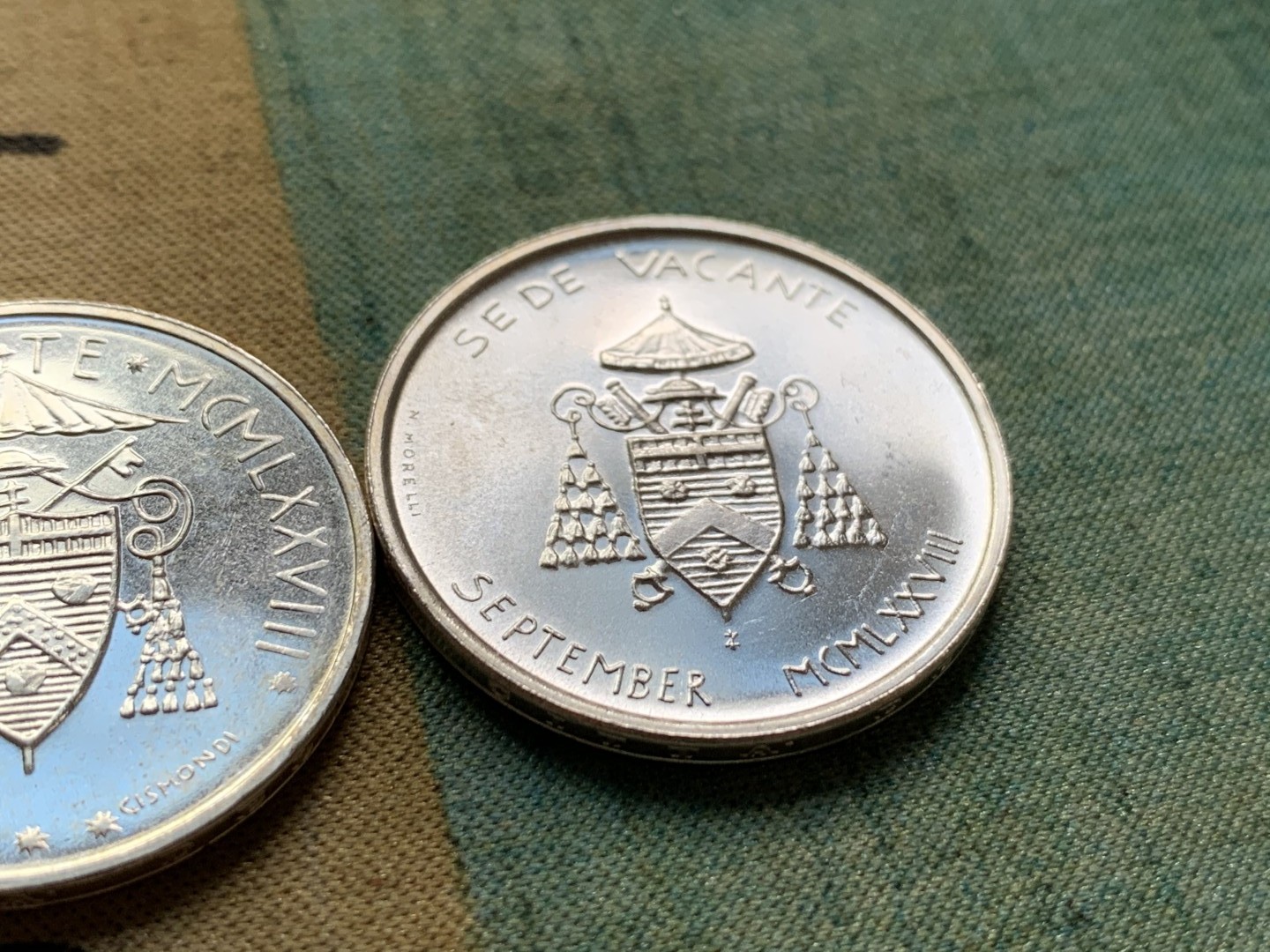 《竞宝斋》第49场-本周日，周一2场连拍（全场不限金额包邮） 梵蒂冈1978年教皇缺位500里拉银币一对（2种不同）