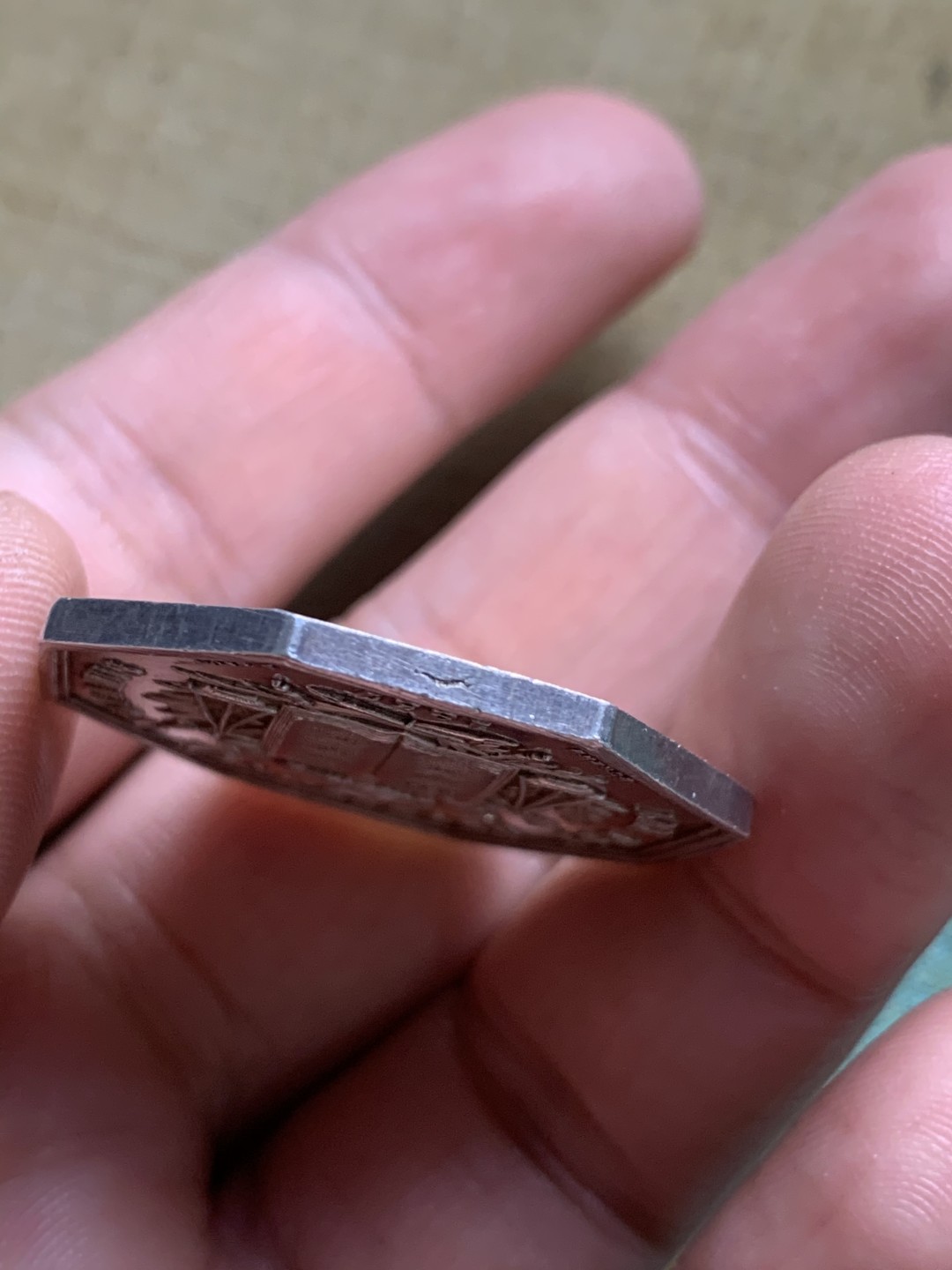 《竞宝斋》第49场-本周日，周一2场连拍（全场不限金额包邮） 法国建筑物八角代用银币一枚。油灯铭，对边直径32.5mm，重量16.23g