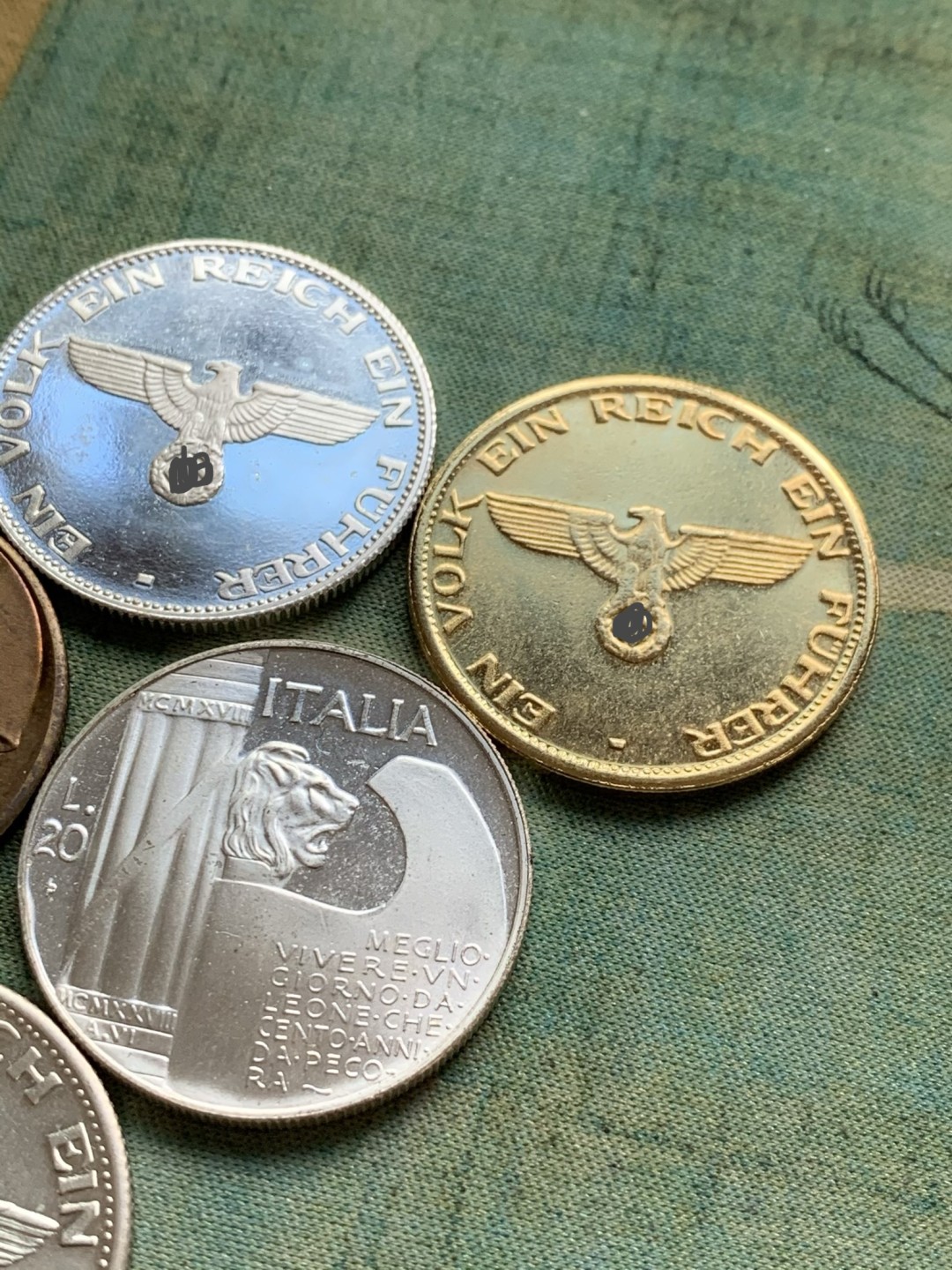 《竞宝斋》第49场-本周日，周一2场连拍（全场不限金额包邮） 元首头像纪念章5枚、墨索里尼头像纪念章1枚（共6枚），其中一枚正面元首头像、背面墨索里尼头像的很少见