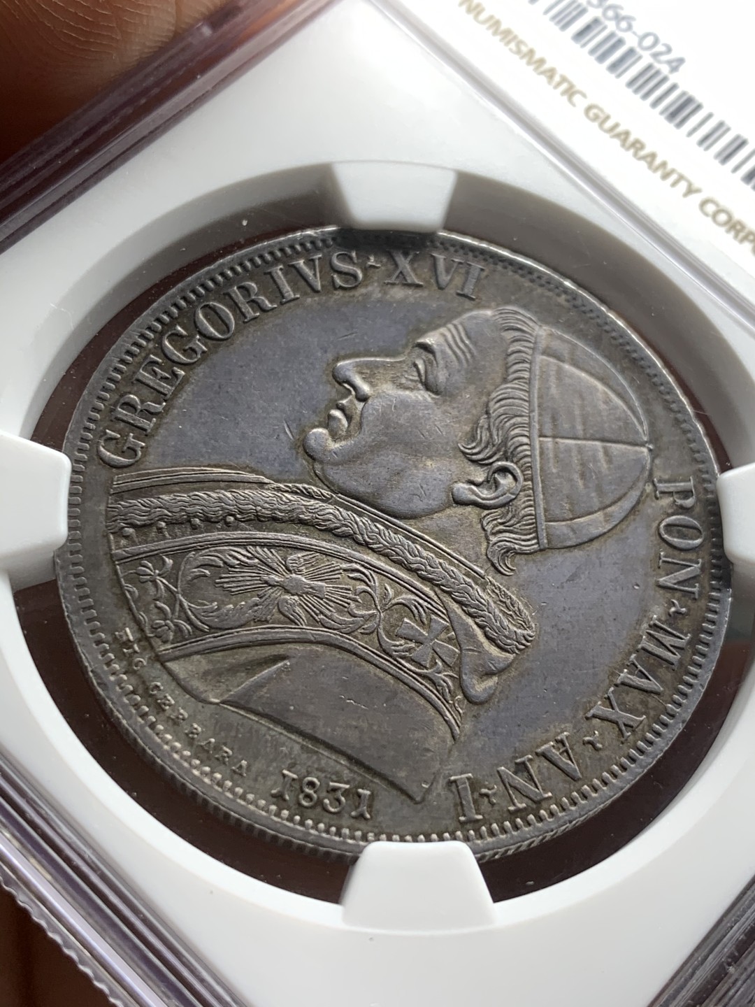 《竞宝斋》第49场-本周日，周一2场连拍（全场不限金额包邮） 1831年梵蒂冈耶稣诞生斯库多包浆大银币 NGC AU55 人物细节、容貌表情清晰可见