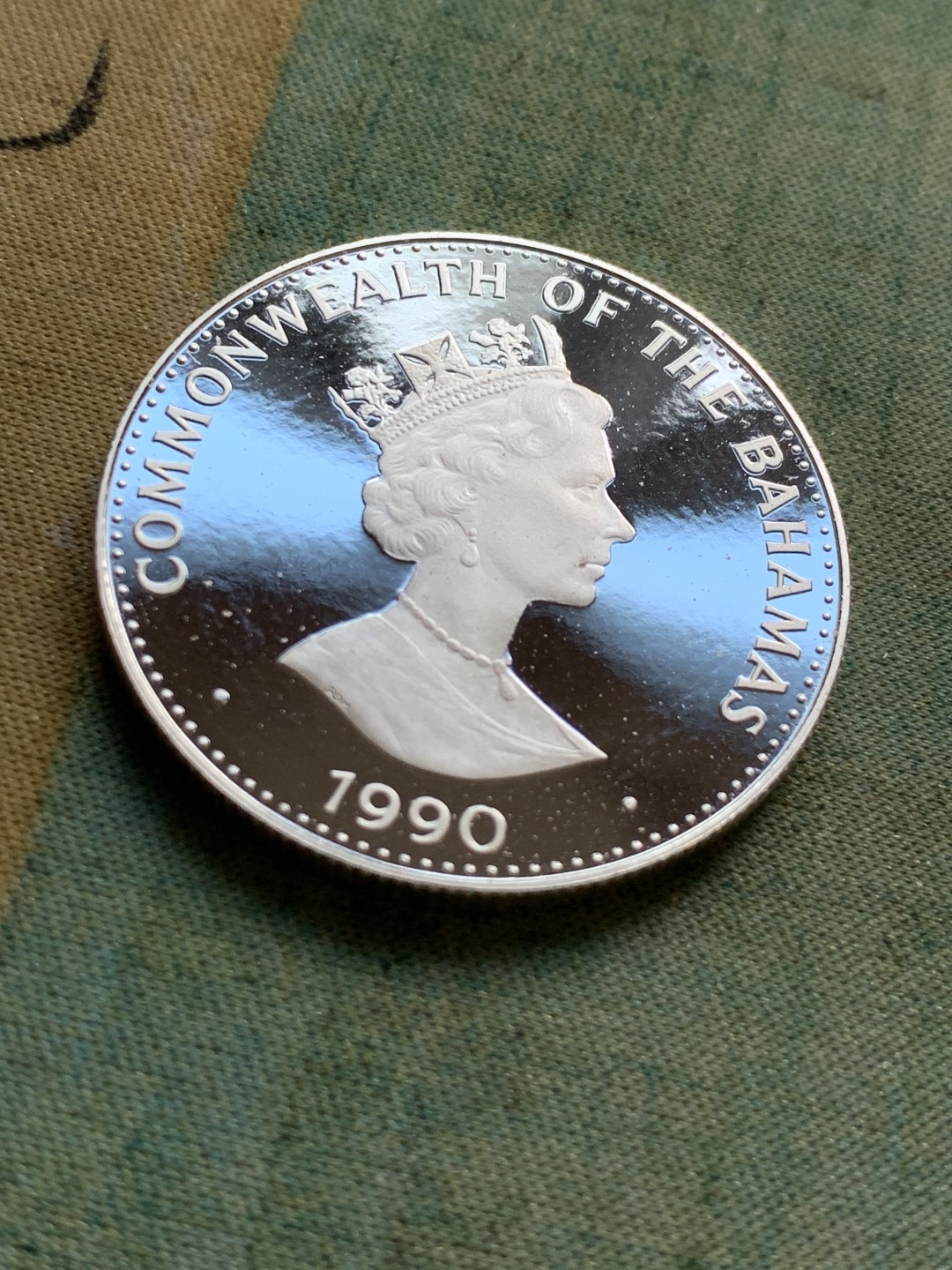 《竞宝斋》第49场-本周日，周一2场连拍（全场不限金额包邮） 巴哈马1990年哥伦布发现美洲纪念10元精制大银币一枚，带盒。925银，直径39mm，重量28.28g。