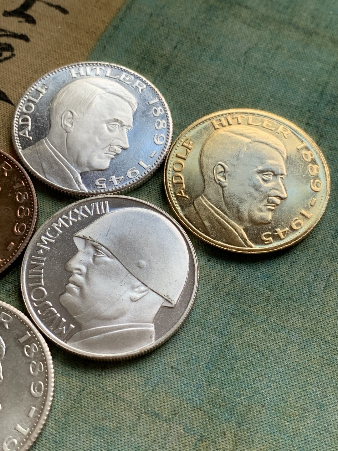 《竞宝斋》第49场-本周日，周一2场连拍（全场不限金额包邮） 元首头像纪念章5枚、墨索里尼头像纪念章1枚（共6枚），其中一枚正面元首头像、背面墨索里尼头像的很少见