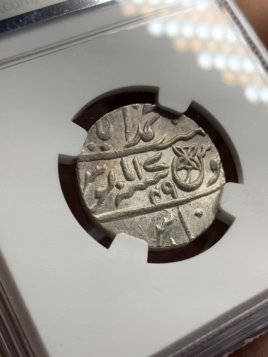 《竞宝斋》第49场-本周日，周一2场连拍（全场不限金额包邮） NGC-MS63 英属1749 孟加拉 1卢比 原光全深打 淡彩包浆