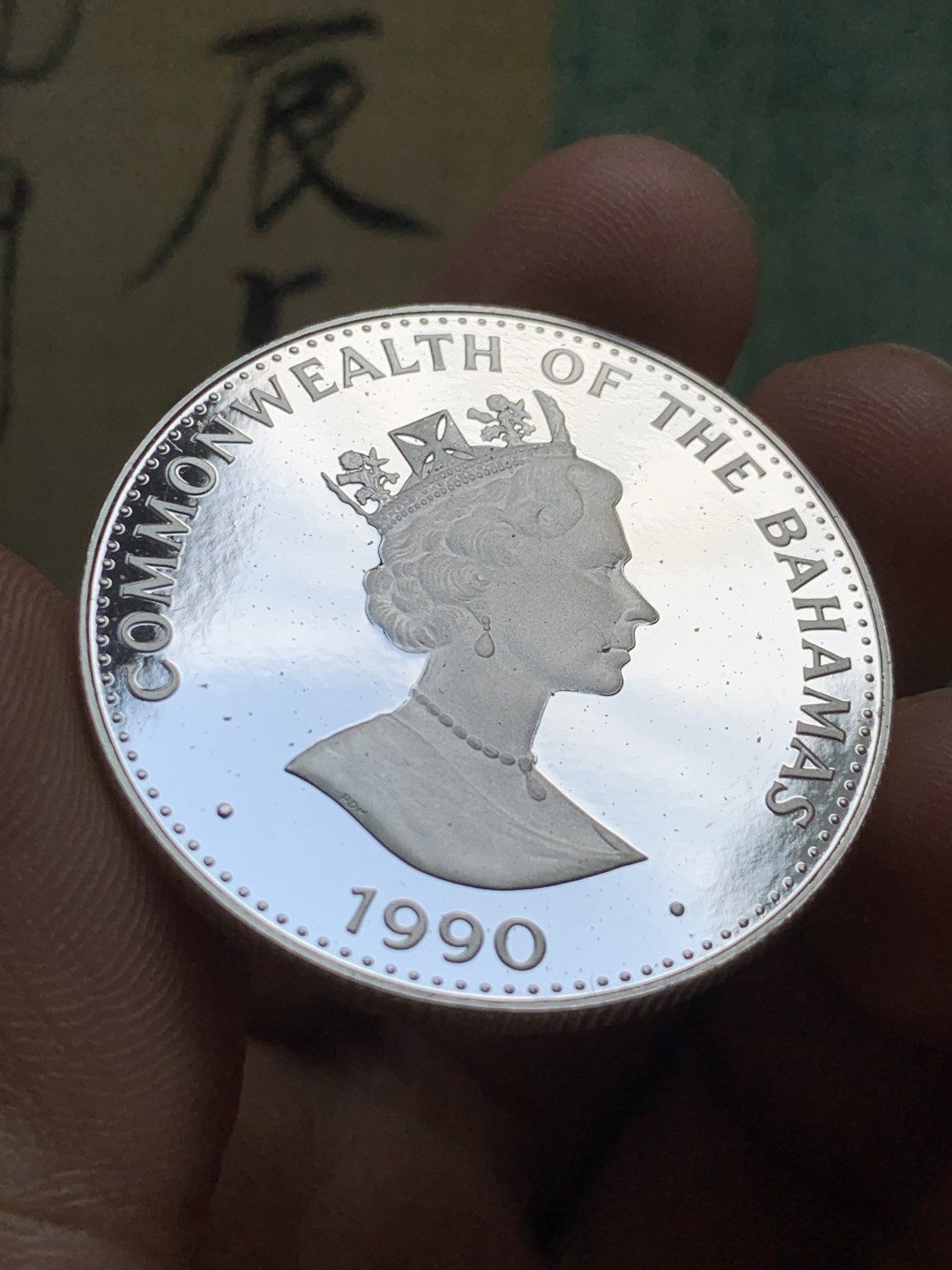 《竞宝斋》第49场-本周日，周一2场连拍（全场不限金额包邮） 巴哈马1990年哥伦布发现美洲纪念10元精制大银币一枚，带盒。925银，直径39mm，重量28.28g。