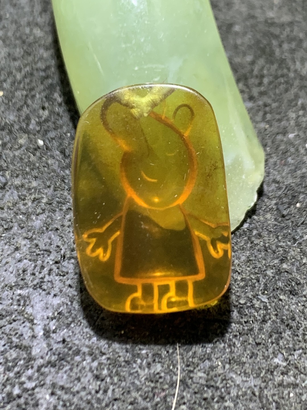 精美缅甸金棕珀雕刻小猪佩奇一个，