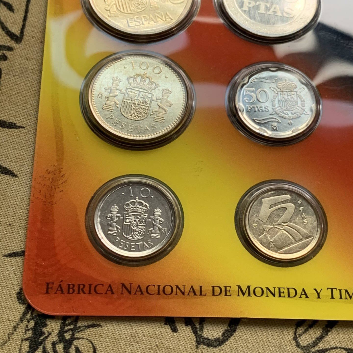 《竞宝斋》第49场-本周日，周一2场连拍（全场不限金额包邮） 卡装西班牙 2000年 千禧年1到500比塞塔八枚套 造币厂封装