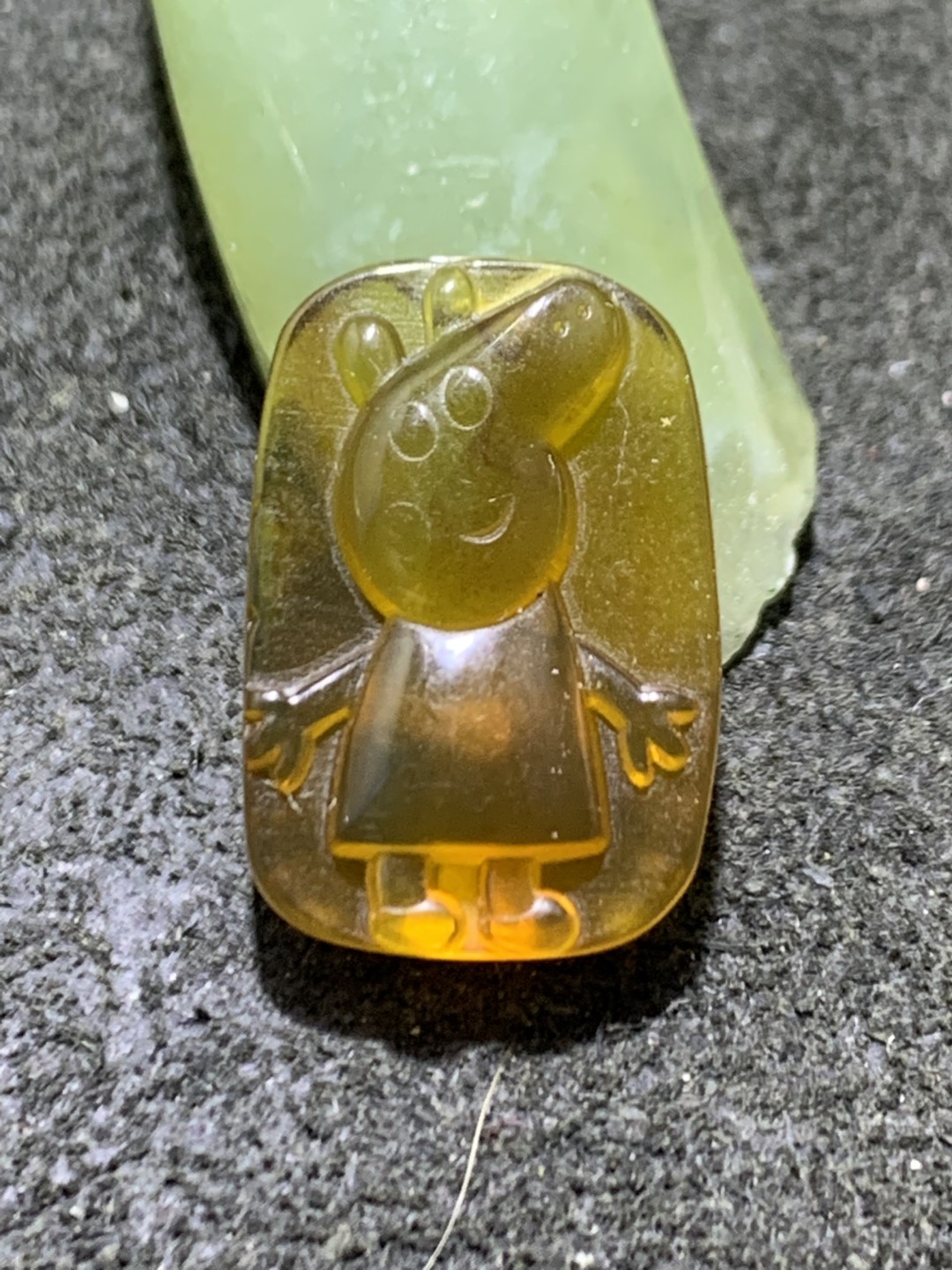精美缅甸金棕珀雕刻小猪佩奇一个，