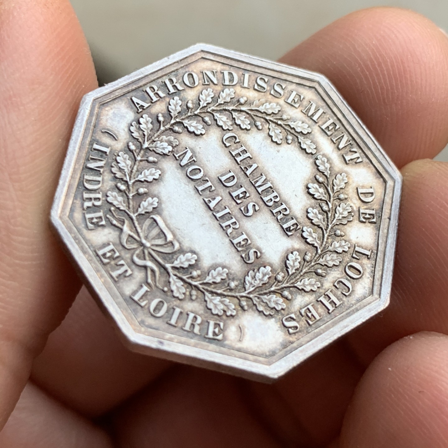 《竞宝斋》第49场-本周日，周一2场连拍（全场不限金额包邮） 五彩好品 法国 1860-1879年 公证人 八角银质代币 对角29mm  9.7克 蜜蜂边铭银标 精致却不失细节 高点具在