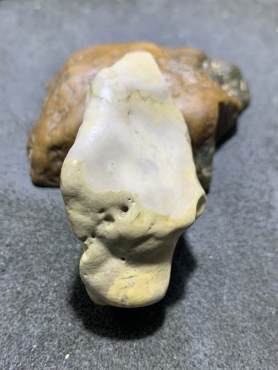 精美天然阿拉善戈壁彩玉原石一颗， - 精美天然阿拉善戈壁彩玉原石一颗，