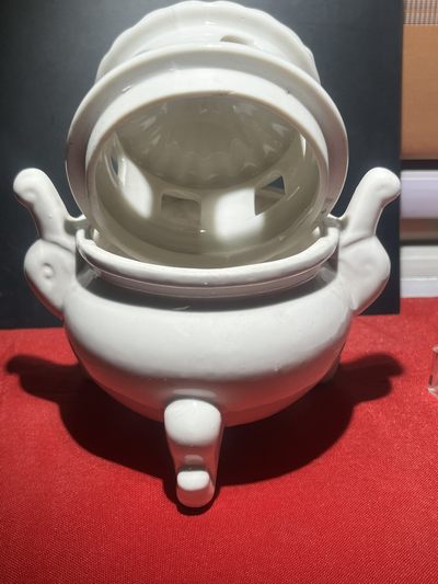 70年代文革瓷器，双层香炉，造型独特，瓷质细腻，适合居家摆设，收藏，每一个都是视屏，包老保真，别拿新货对比，给老铁们上5个，好东西有好价，喜欢的不要错过，受疫情影响暂时发不了快递，等解封顺丰发货，3单包邮可以存货