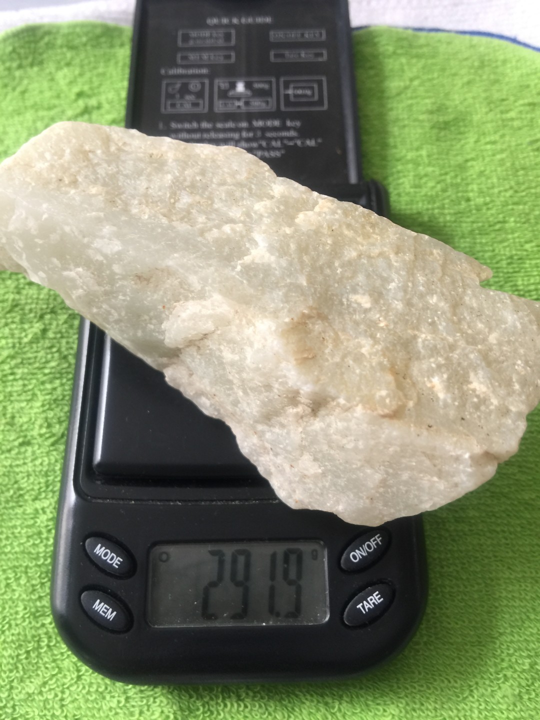 和田地产山料白玉。原始状态，无修饰，保真、支持国检。不议价，包邮。喜欢的朋友不要错过。