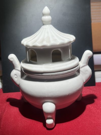 70年代文革瓷器，双层香炉，造型独特，瓷质细腻，适合居家摆设，收藏，每一个都是视屏，包老保真，别拿新货对比，给老铁们上5个，好东西有好价，喜欢的不要错过，受疫情影响暂时发不了快递，等解封顺丰发货，3单包邮可以存货