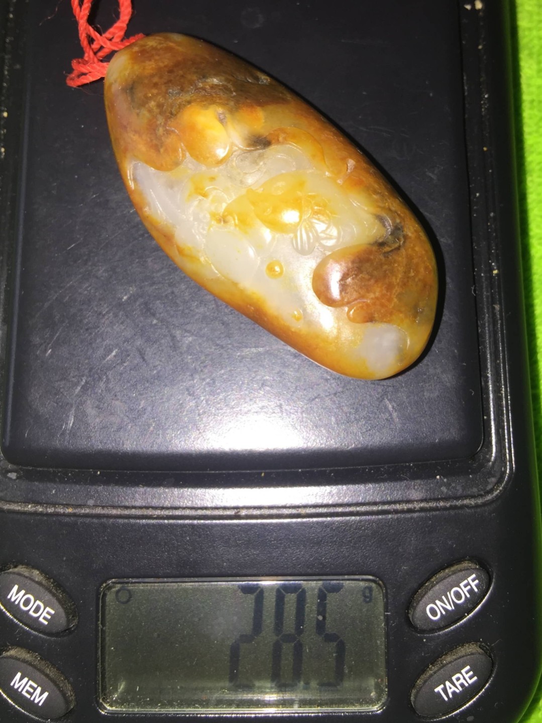 和田玉红皮籽料雕白玉挂件：连年有余。