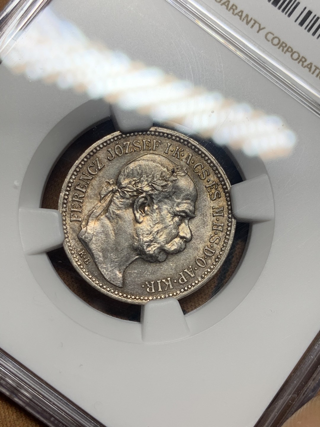 《竞宝斋》第50场-本周日，周一2场连拍（全场不限金额包邮） NGC UNC 五彩 匈牙利 1915年 1克朗 银币 背面经典的歪帽子