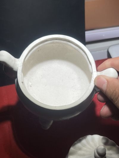70年代文革瓷器，双层香炉，造型独特，瓷质细腻，适合居家摆设，收藏，每一个都是视屏，包老保真，别拿新货对比，给老铁们上5个，好东西有好价，喜欢的不要错过，受疫情影响暂时发不了快递，等解封顺丰发货，3单包邮可以存货