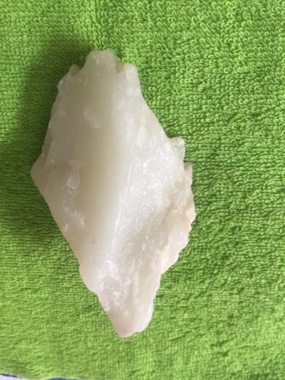 和田地产山料原石。色正、干净细腻、油润。具体见图。包邮、包真、支持国检。 - 和田地产山料原石。色正、干净细腻、油润。具体见图。包邮、包真、支持国检。