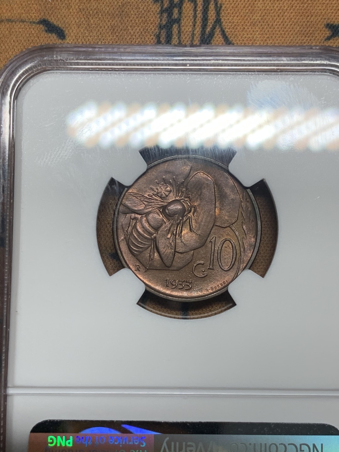 《竞宝斋》第50场-本周日，周一2场连拍（全场不限金额包邮） NGC MS61 意大利1933年小蜜蜂10分铜币