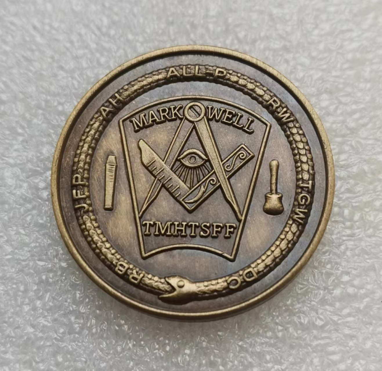 瓶子🏺第35期拍卖 共济会20世纪中期1772号分会景观铜章（衔尾蛇上有文字）