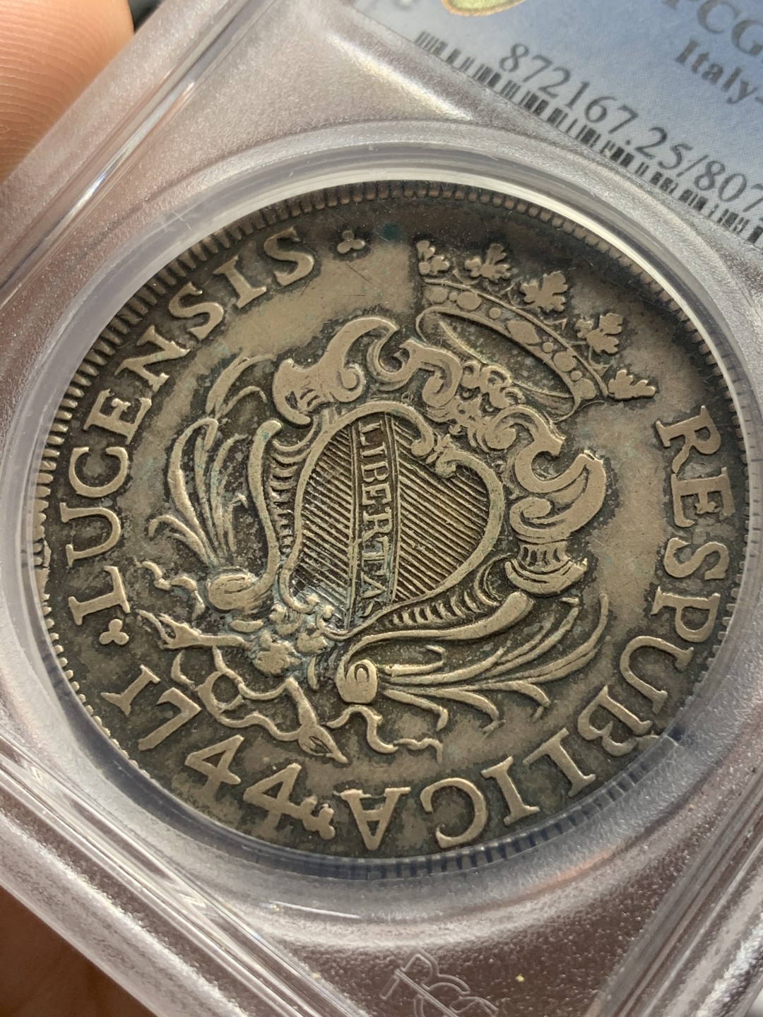 《竞宝斋》第50场-本周日，周一2场连拍（全场不限金额包邮） PCGS 亚军分 VF25 意大利 1744 托斯卡纳-卢卡”圣马丁赠送斗篷”斯库多大银币  加厚盒子 背人物轮廓清晰 至此已是相当不易