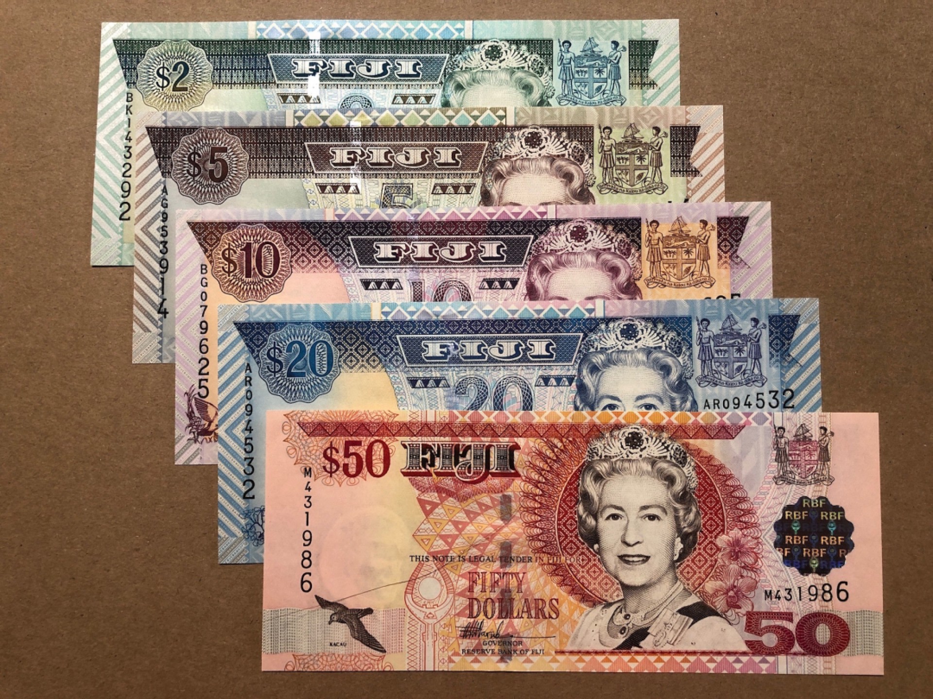 《张总收藏》56期——外币精品小场(拍品增加中) 斐济2-50元5张一套 UNC 2002年女王版