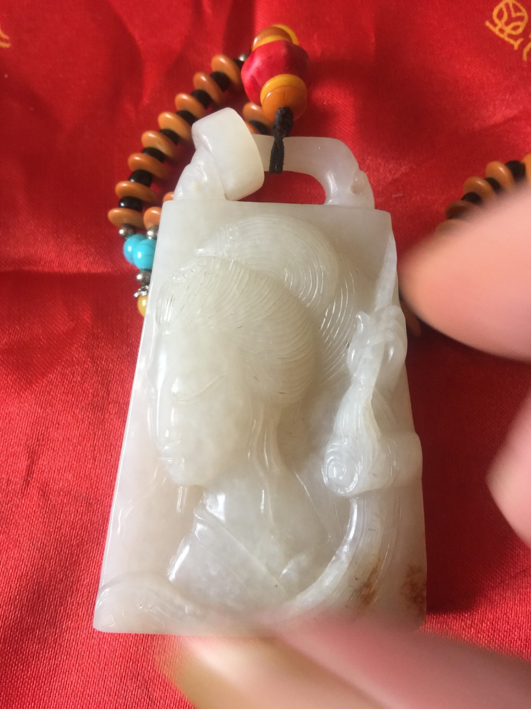 和田且末山流水牌子把件。古典四大美女题材：画。局部有绵、原皮色，肉质呈现糖白色调。干净、细腻、油润，包真、包邮，支持国检。