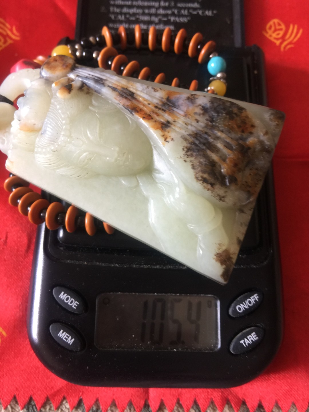 和田且末山流水牌子、把件：古典四大美女题材：琴。原皮色、肉质呈现青黄色调。细腻无杂，油润高脂。包真、包邮、支持国检。