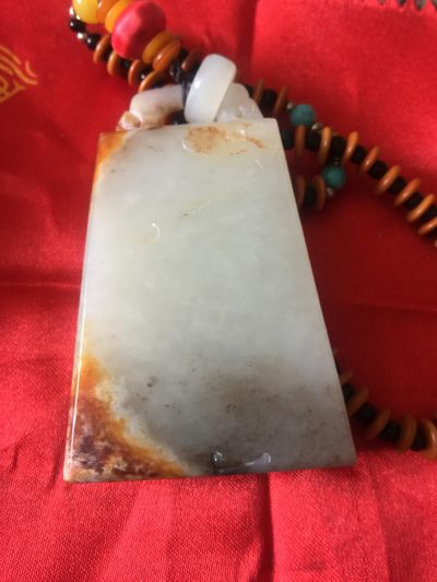 和田且末山流水牌子把件。古典四大美女题材：书、原皮色，肉质呈现糖白调。干净、细腻、油润。包真、包邮，支持国检。 - 和田且末山流水牌子把件。古典四大美女题材：书、原皮色，肉质呈现糖白调。干净、细腻、油润。包真、包邮，支持国检。