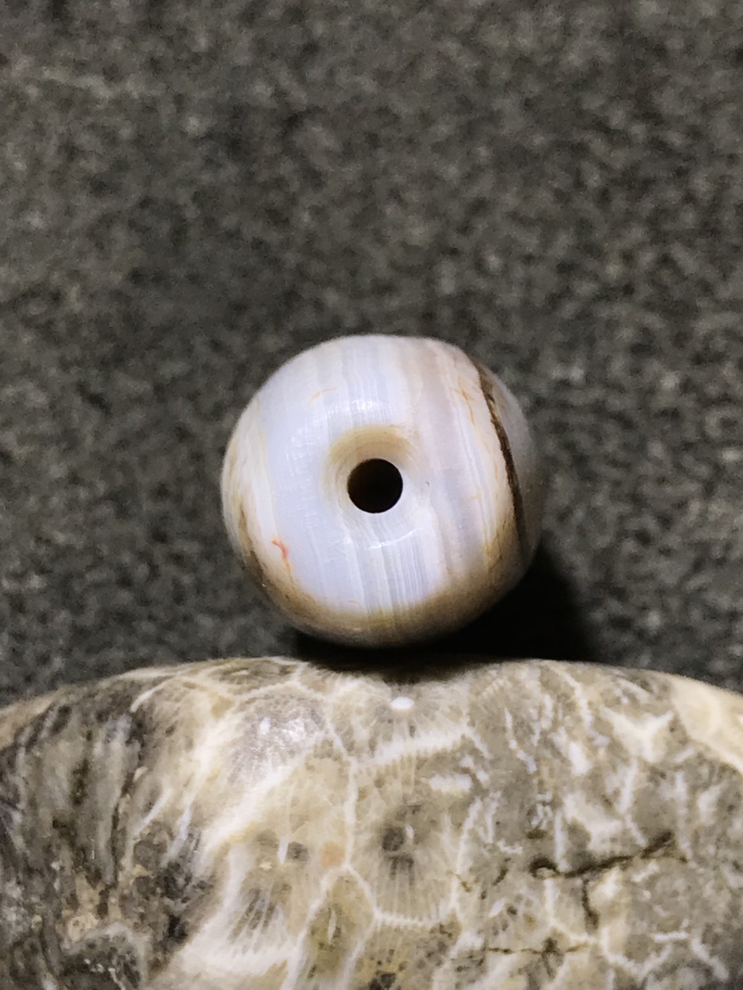 天然高玉化风化千层纹玛瑙桶珠一颗 ，
