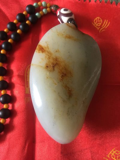 和田籽料把件：眧君出塞。青花、独籽、立体雕刻。干净、细腻、油润、背留原皮。包真、包邮、支持国检。 - 和田籽料把件：眧君出塞。青花、独籽、立体雕刻。干净、细腻、油润、背留原皮。包真、包邮、支持国检。