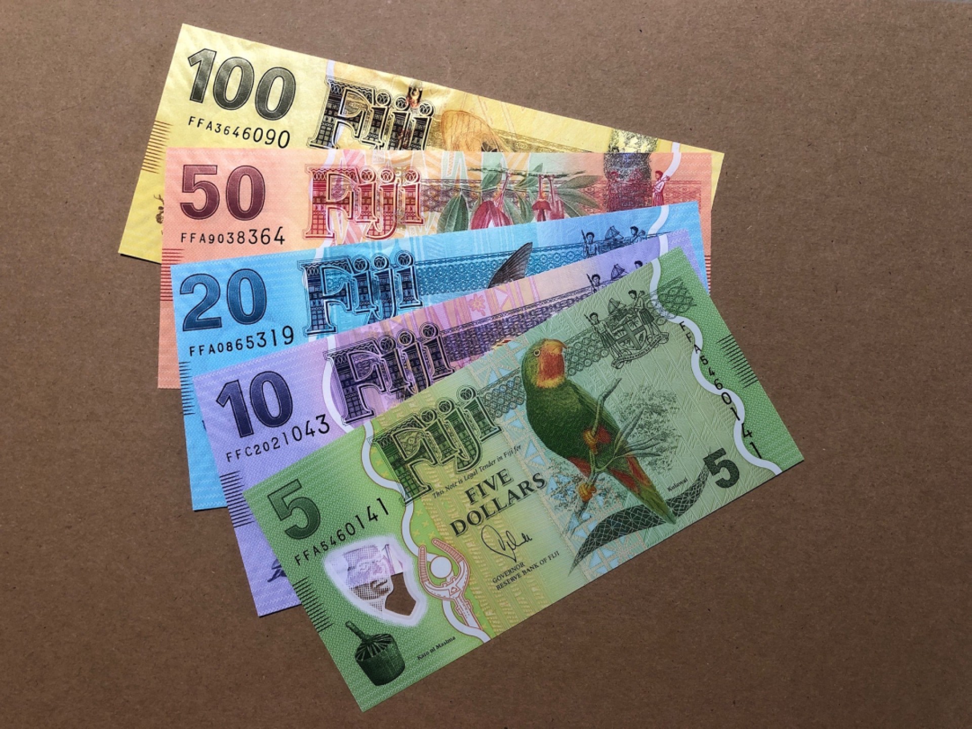 《张总收藏》56期——外币精品小场(拍品增加中) 斐济5-100元5张一套 UNC 2013年动物版 5元是塑料钞