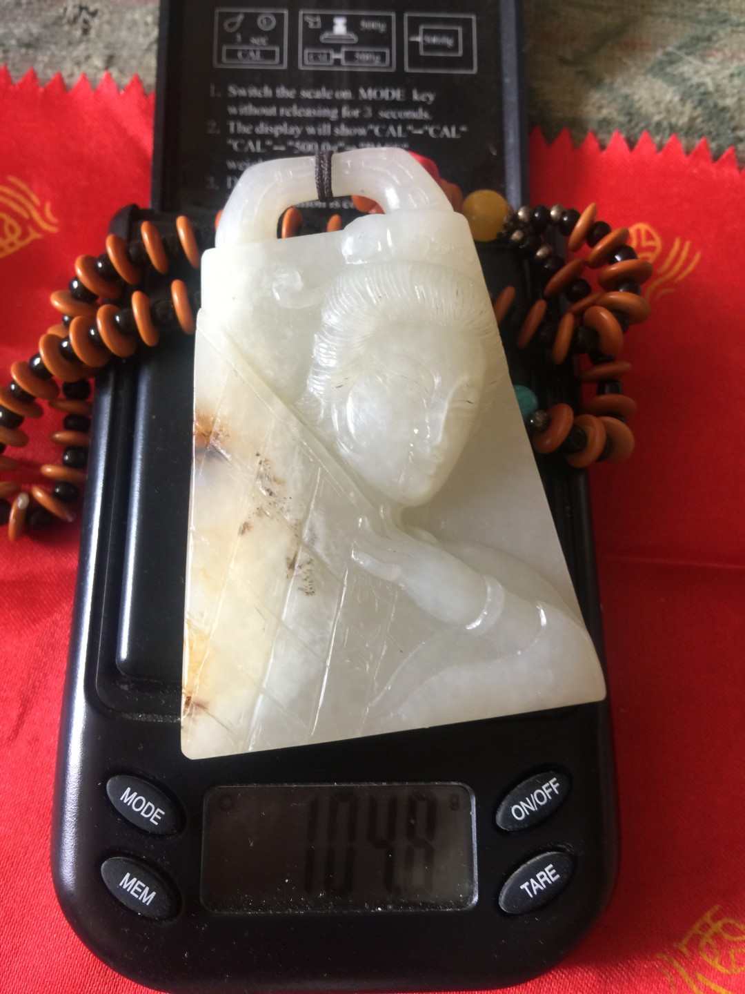 和田且末山流水牌子把件。古典四大美女题材：棋。原皮色、肉质呈现糖白色。干净、细腻、油润，局部略有绵。包真、包邮、支持国检，低价出手。