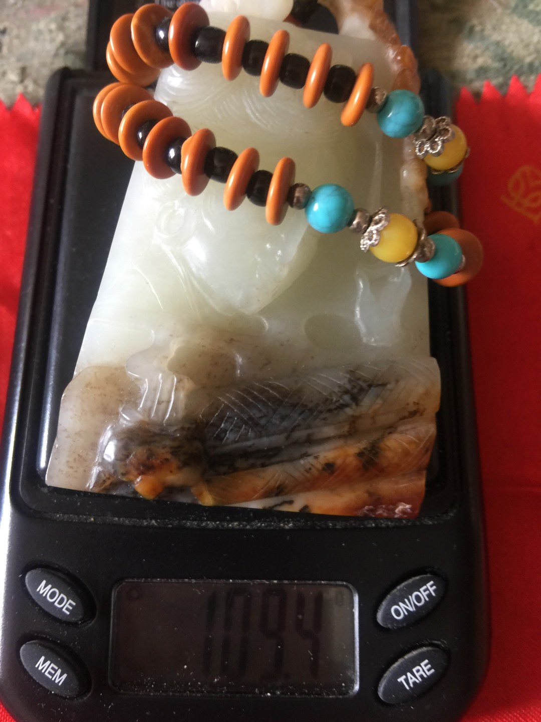 和田且末山流水牌子把件。古典四大美女题材：书、原皮色，肉质呈现糖白调。干净、细腻、油润。包真、包邮，支持国检。