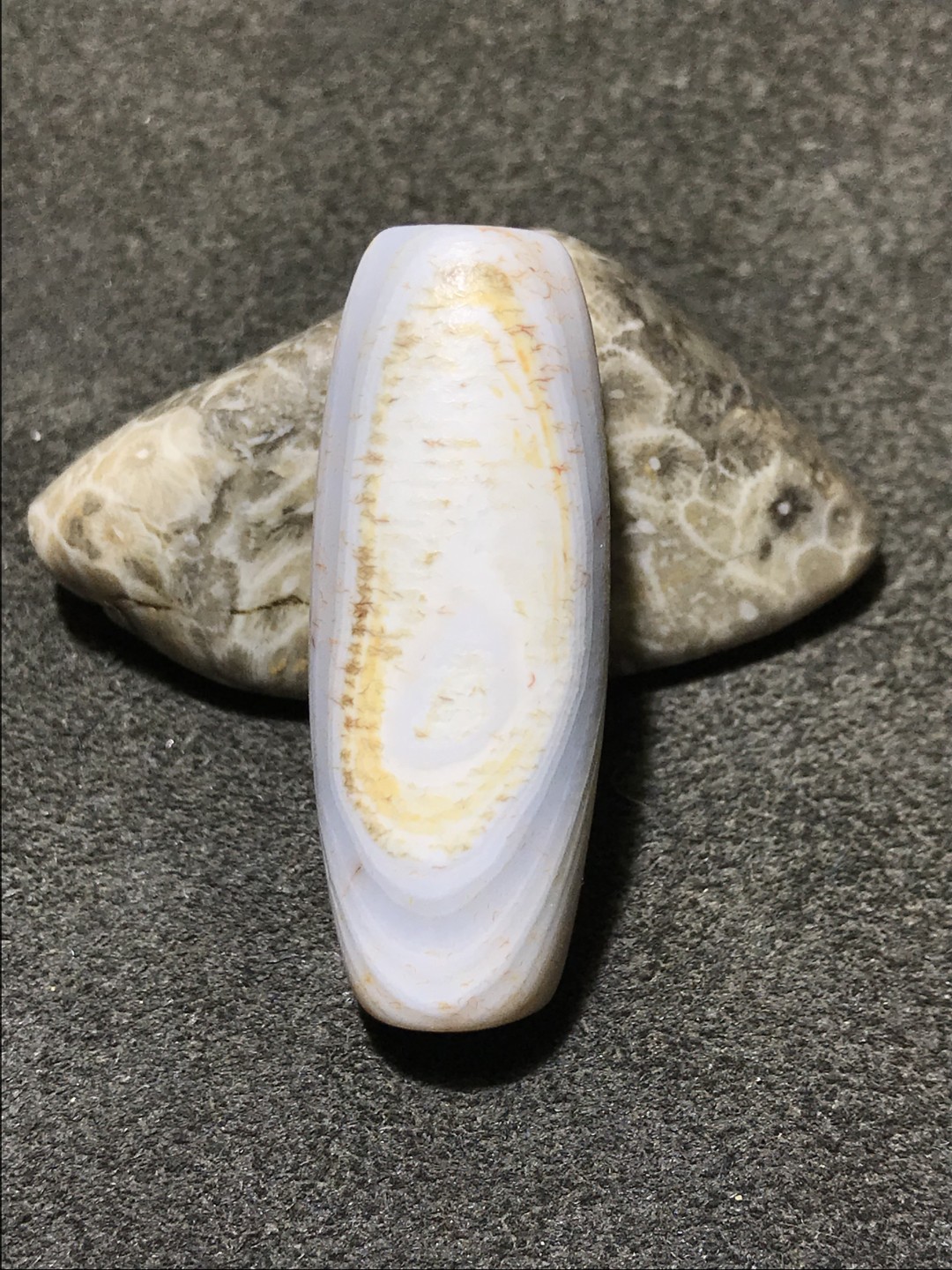 天然高玉化风化千层纹玛瑙桶珠一颗 ，