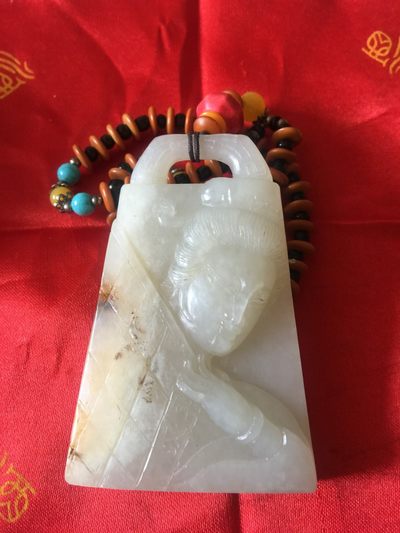 和田且末山流水牌子把件。古典四大美女题材：棋。原皮色、肉质呈现糖白色。干净、细腻、油润，局部略有绵。包真、包邮、支持国检，低价出手。 - 和田且末山流水牌子把件。古典四大美女题材：棋。原皮色、肉质呈现糖白色。干净、细腻、油润，局部略有绵。包真、包邮、支持国检，低价出手。