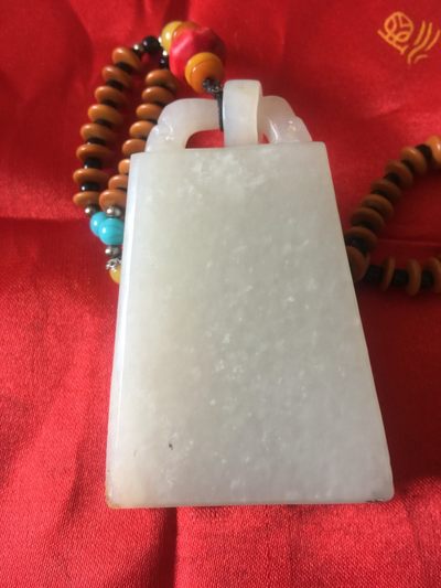 和田且末山流水牌子把件。古典四大美女题材：画。局部有绵、原皮色，肉质呈现糖白色调。干净、细腻、油润，包真、包邮，支持国检。 - 和田且末山流水牌子把件。古典四大美女题材：画。局部有绵、原皮色，肉质呈现糖白色调。干净、细腻、油润，包真、包邮，支持国检。