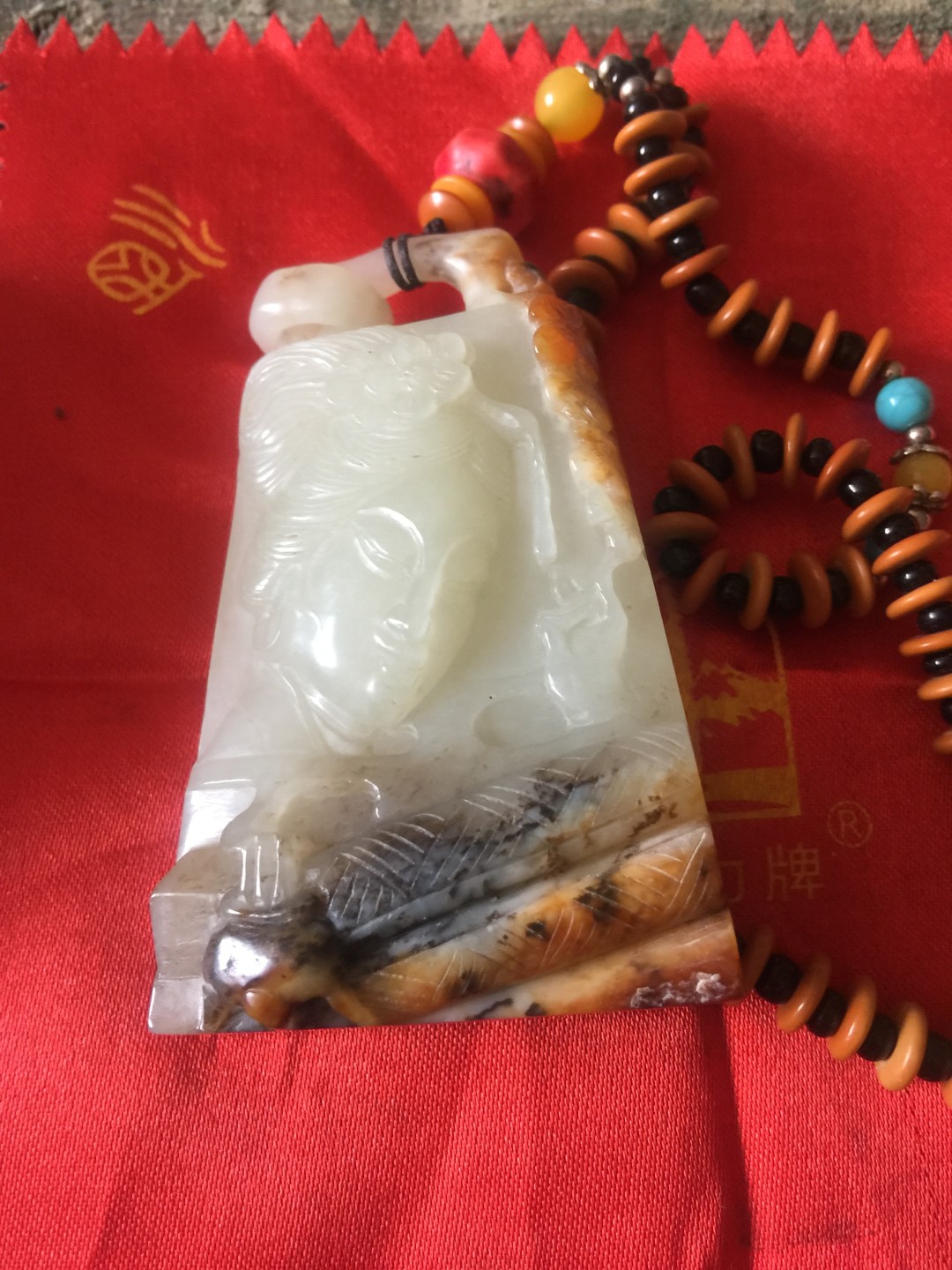 和田且末山流水牌子把件。古典四大美女题材：书、原皮色，肉质呈现糖白调。干净、细腻、油润。包真、包邮，支持国检。