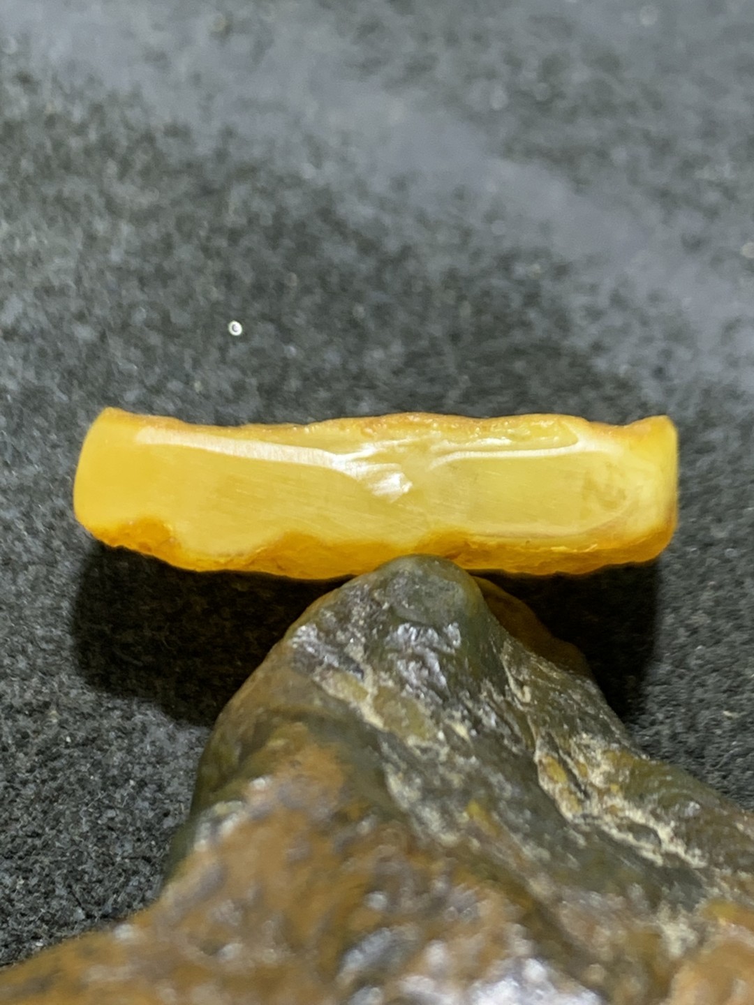 精美天然乌克兰蜜蜡原石雕刻宝宝佛小吊坠一个，
